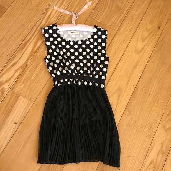 Dresses & Skirts - Scallop Polka dot pleated dress